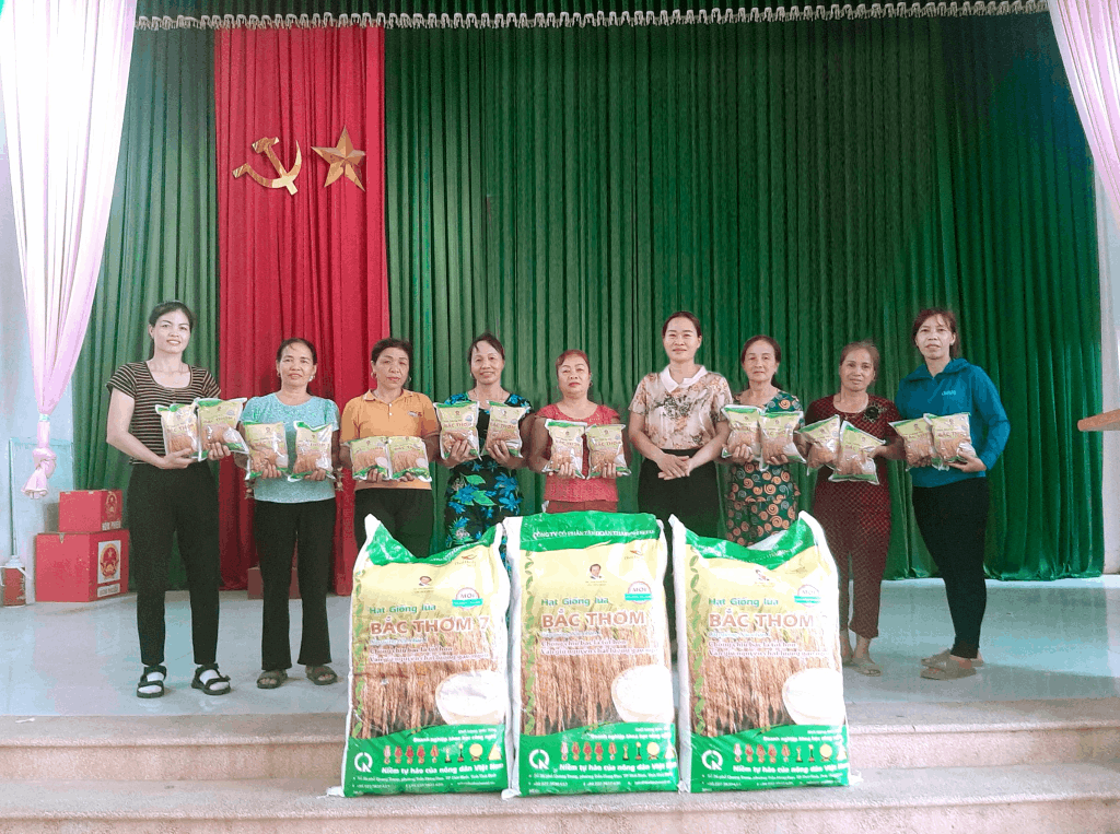 Hội LHPN huyện Yên Dũng hỗ trợ mô hình tổ liên kết sản suất lúa hàng hóa tại xã Tư Mại
