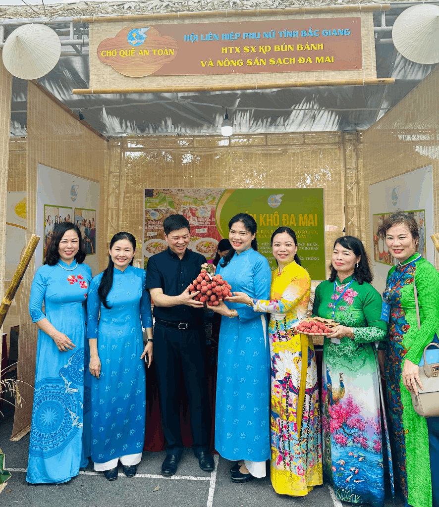 Phụ nữ Bắc Giang tham gia “Chợ quê an toàn” tại thành phố Hải Phòng