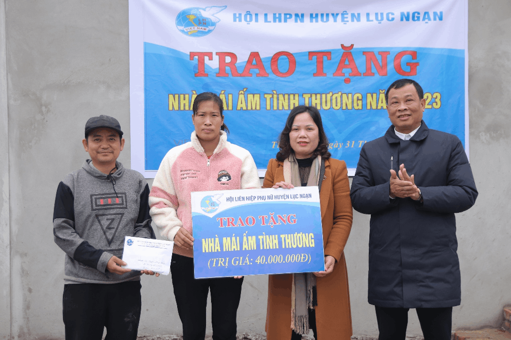 Hội LHPN huyện Lục Ngạn trao nhà “Mái ấm tình thương”  cho hội viên nghèo xã Thanh Hải