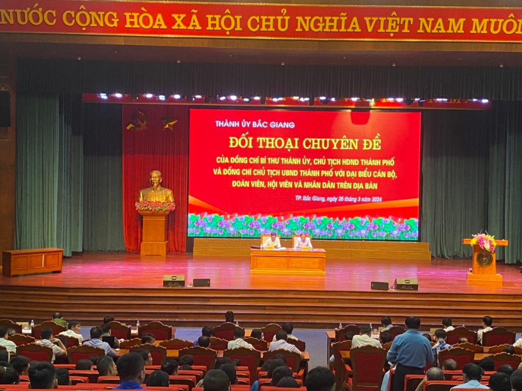 Cán bộ, hội viên phụ nữ thành phố Bắc Giang  tham gia đối thoại với người đứng đầu cấp ủy, chính...